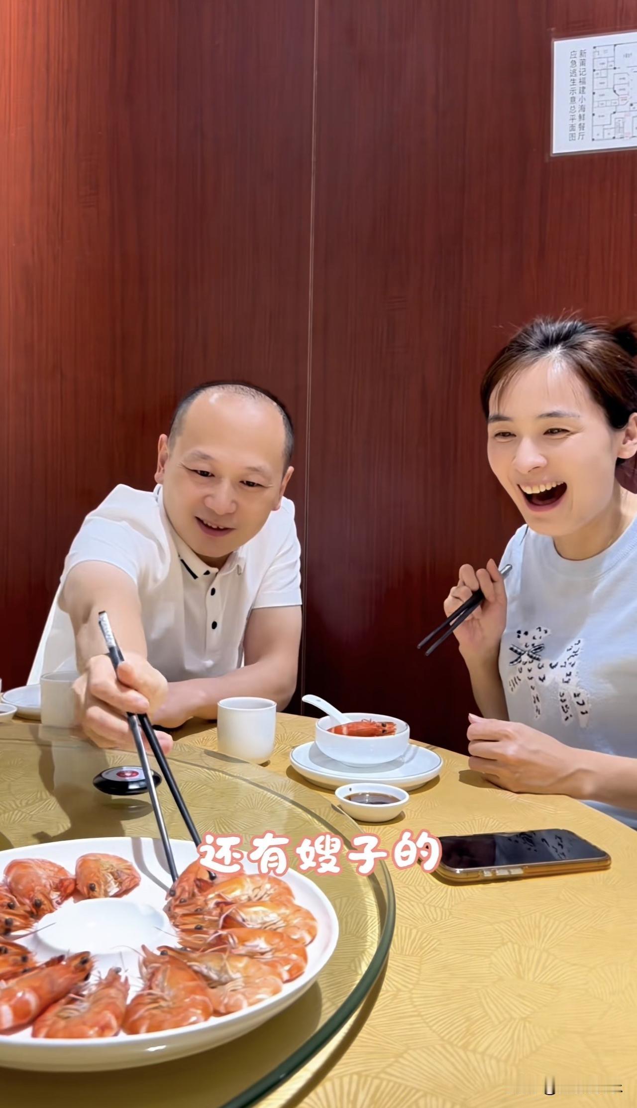 瑾汐好的时候
两位哥哥不露面，不蹭热度，默默守护
当出现一些不好的言论的时候，两