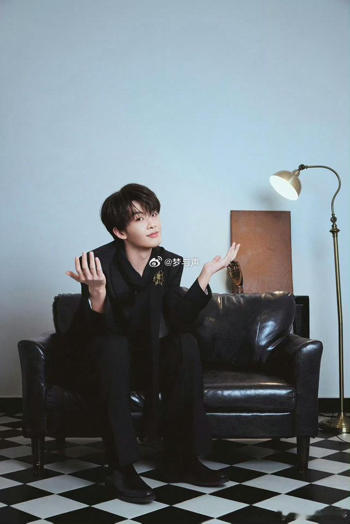 王赫野你躲着藏着干嘛 王赫野的直播福利是认真的吗？全程黑屏只听其声不见其人，粉丝