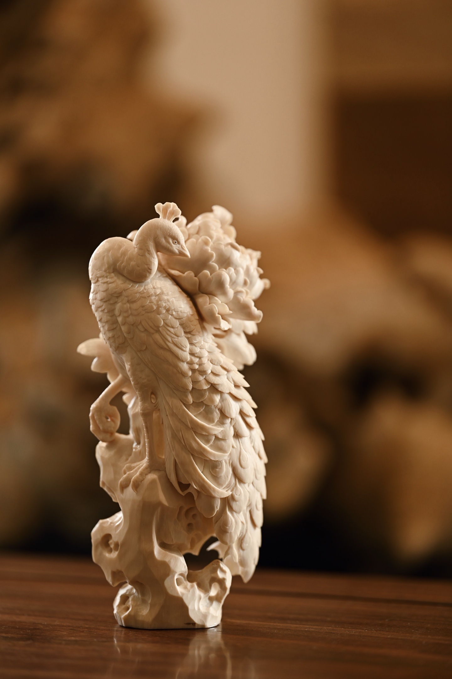 猛犸 | 富贵吉祥•孔雀 摆件料质细腻莹润，雕刻孔雀敛翼栖于湖石之上，翎羽层叠如