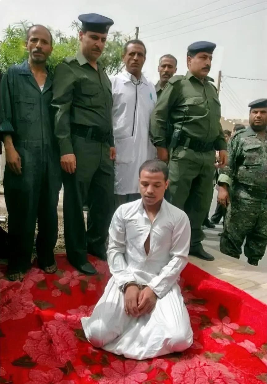2009年，也门街头，执行死刑的现场，一名男子跪在地毯上，仔细看他的双手，已经被