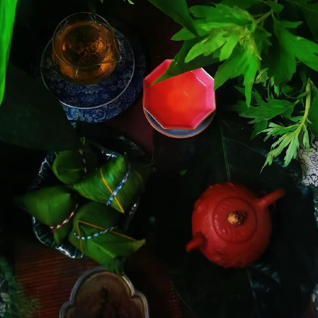 一枚粽子，藏满独一份的偏爱，人间风光千千万，在心意面前皆显平淡。

端午裹起的每