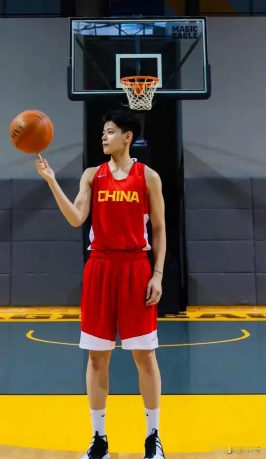 蜕变中的杨舒予。
三年前写过一篇小作文，预测杨舒予将成长为女篮外线核心，这一观点