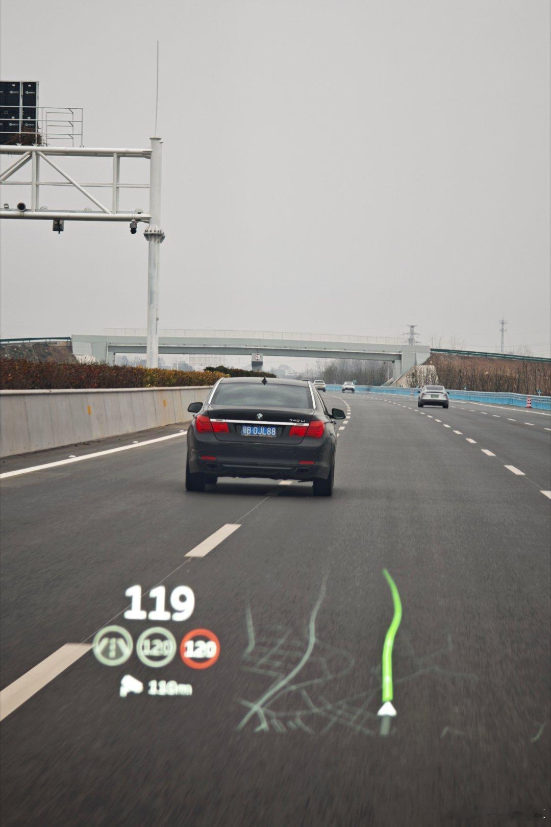 哥们儿 按道理说你不是一年两桶油的选手啊 骑着线开 而且是一直骑着线 我在快车道