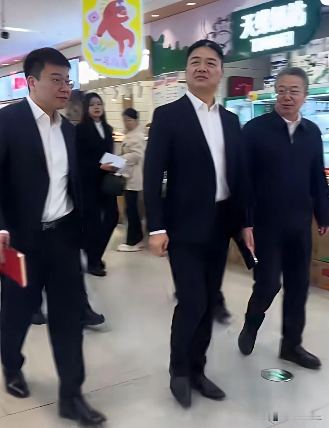 刘强东逛京东超市时的一幕，身旁是随行人员。 ​