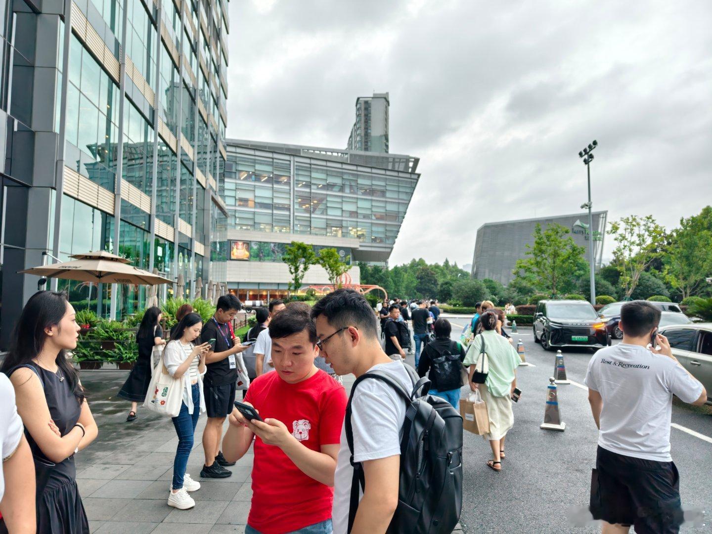 #你身边用国产手机的人变多了吗# 那是必然的，我发现身边现在还在用iPhone的