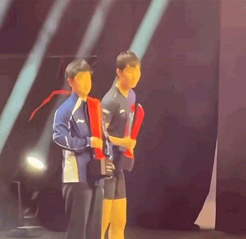 孙颖莎输球后的这个动作，让对手直接愣住了。
 
颁奖台上，陈幸同刚接过奖杯。孙颖