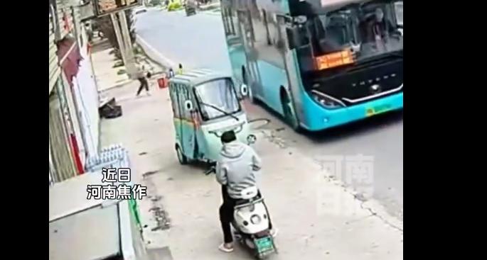 一趟暖心折返，定格城市最美善意
 2026年4月8日，一段公交倒车等候乘客的视频