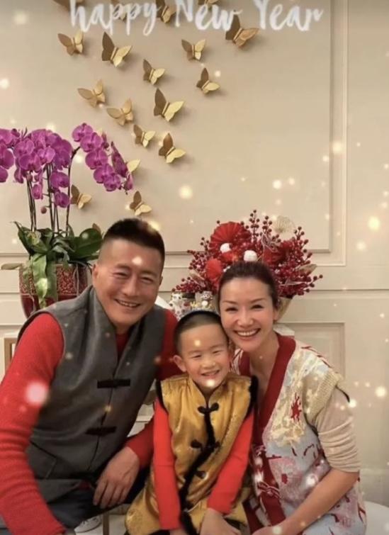 2003年，高曙光拍完戏回家就跟妻子江珊说：离婚吧，我和你三观不合。江珊二话不说