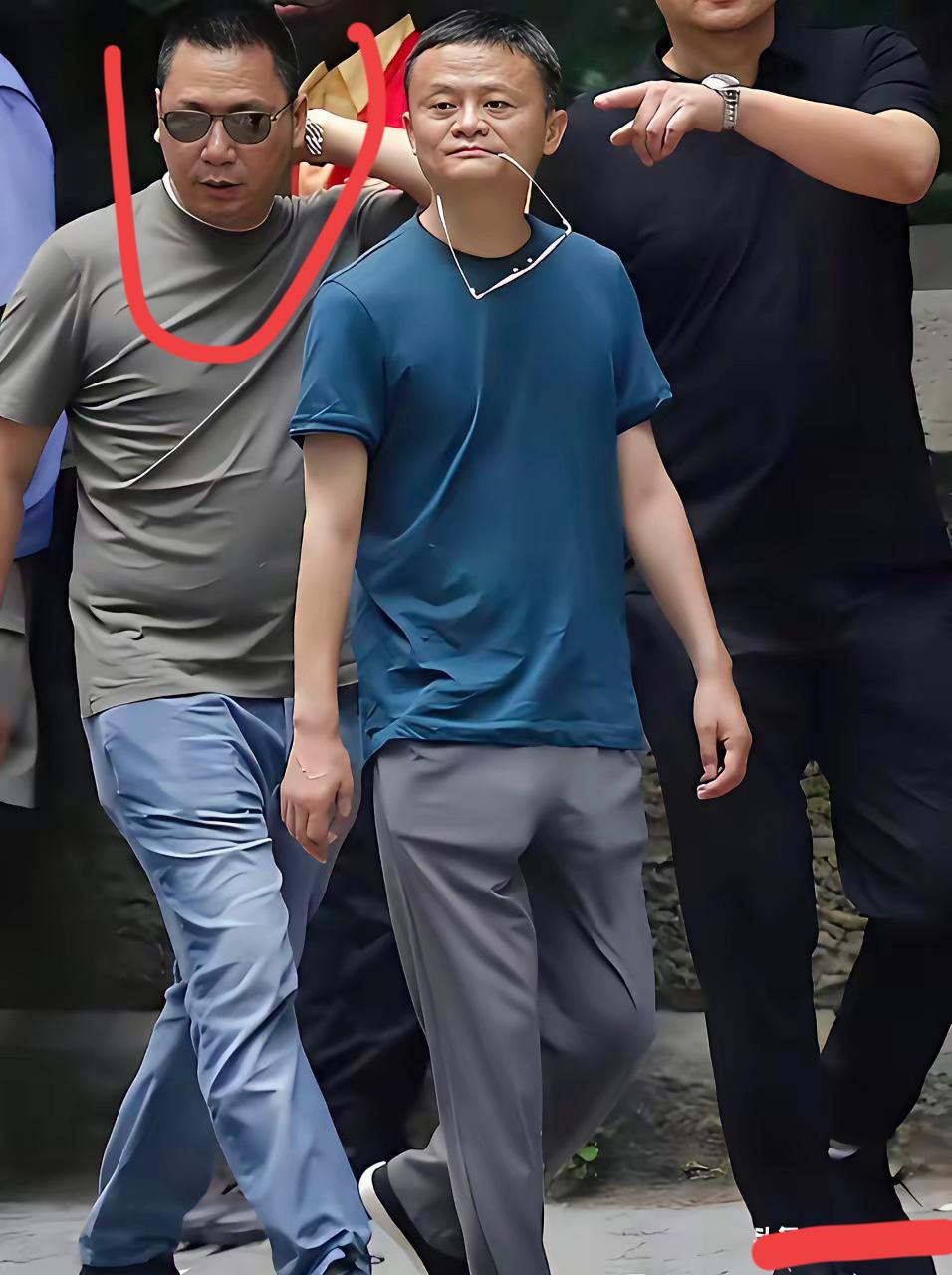 马云后面这个大佬是谁？