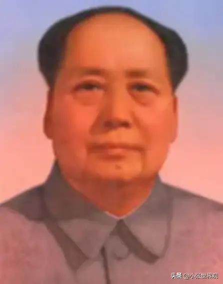 1950年，铁匠朱其升看到家家户户挂毛主席像，偷偷对妻子说道：“其实，毛主席是我