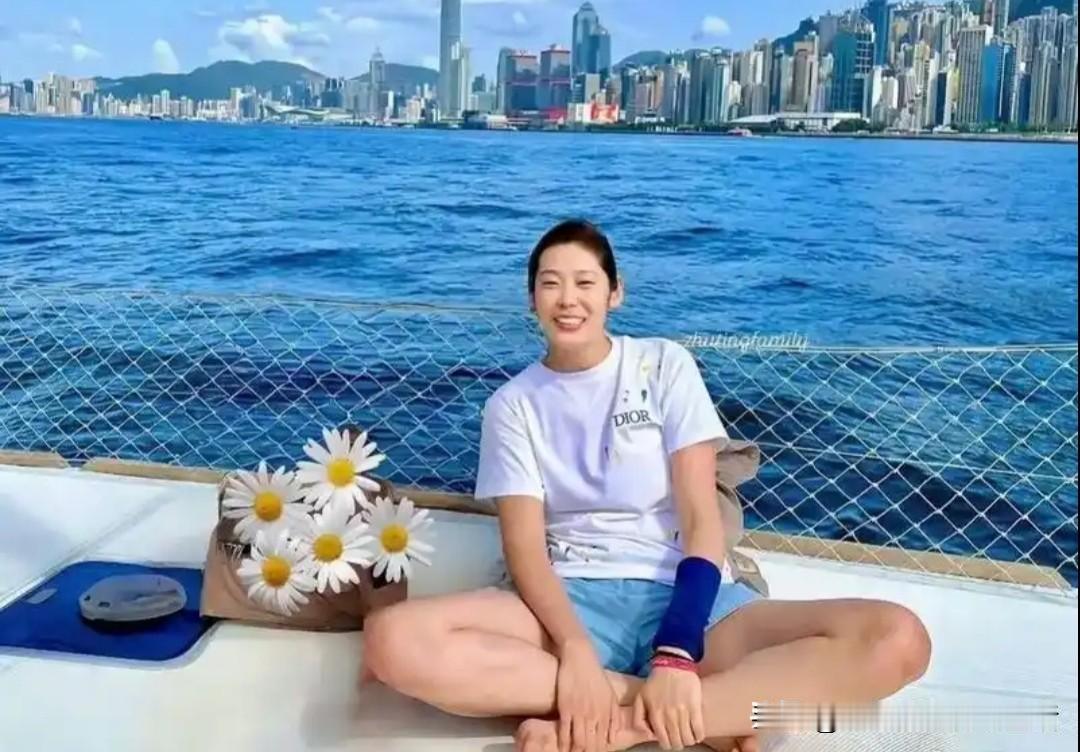昨天有球迷发文称：朱婷在2025年5月就拿到了亚洲现役球员唯一的“国家级教练员”