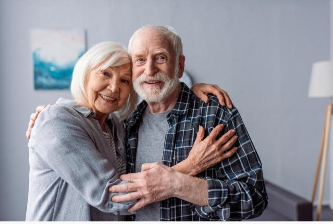 上联“为人不笑白头翁”劝人尊老，莫嘲长者；“白头翁”既指老人，又是一种鸟名。下联