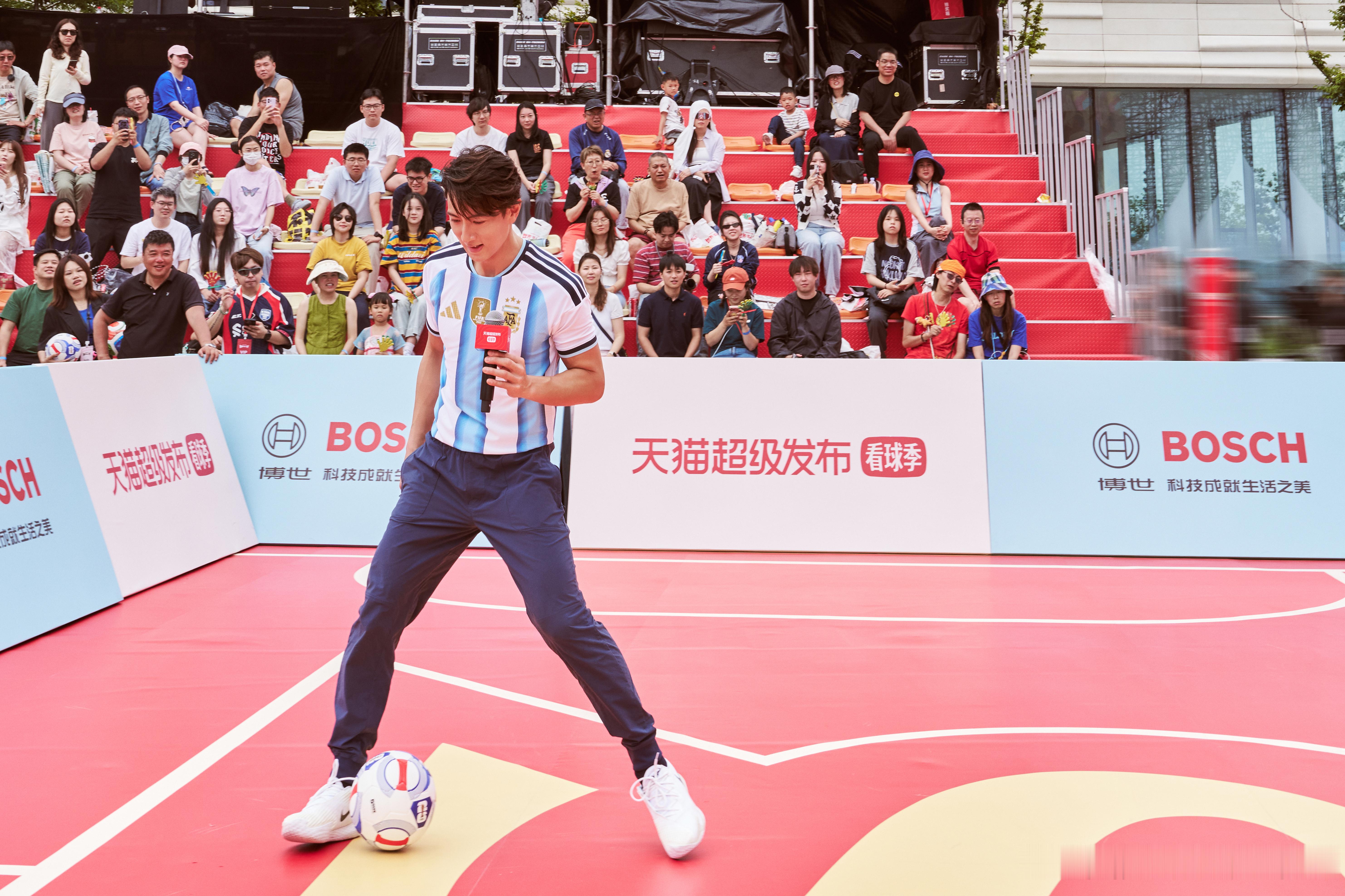 吴尊怎么跟十年前长一个样还得是吴尊啊，怎么这十年能一点变化也没有呢，完全就是不老