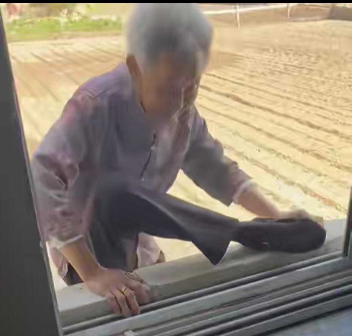 90岁姥姥徒手翻墙火了，回应笑翻全网：我真出息呢

最近，一段视频在网络上火了。