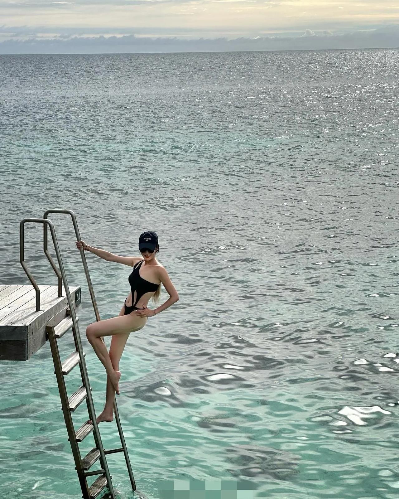 陈浩民的妻子蒋丽莎晒泳装照，身材也太火辣了吧！这哪里像生过四个孩子的妈啊？不得不