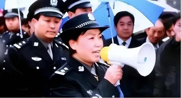 登封五年，先后有26名女子被先奸后杀，百姓过的提心吊胆。2001年，任长霞上任，