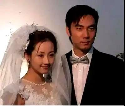 我一直挺琢磨林依轮这人。看他直播做菜，气定神闲，那种松弛感真不是装的。
当年老婆