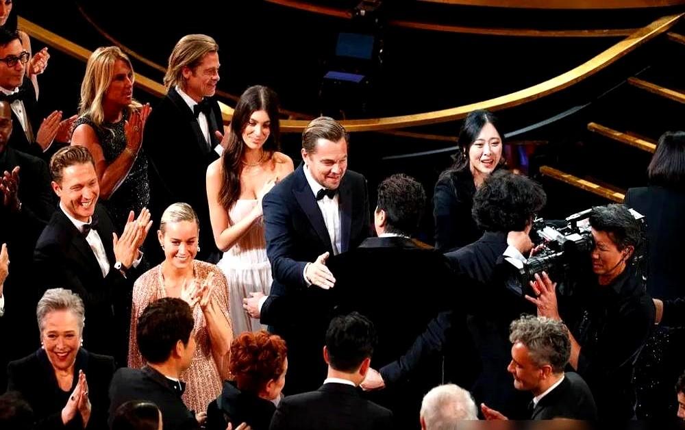 女友都成了他“形象管理”的一部分。

51岁的莱昂纳多在奥斯卡这事儿，真是门道太