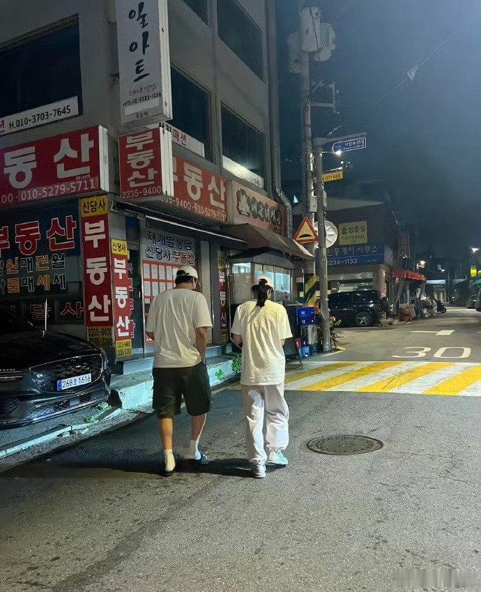 偶遇李到晛林智妍合体逛街韩国偶遇李到晛林智妍逛街 偶遇李到晛林智妍合体逛街，还在