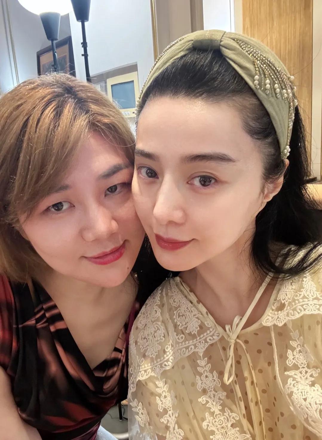 杨天真晒与范冰冰同框照，引热议。

今天（6月12日），去美国留学的杨天真更新社