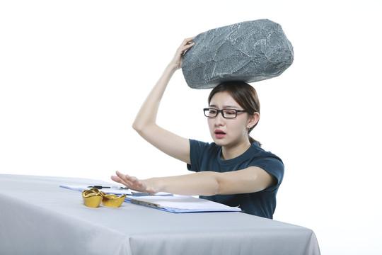 女老板结婚后意外曝光隐藏情感，震惊全公司！

我叫李然，是这家公司的市场部主管。