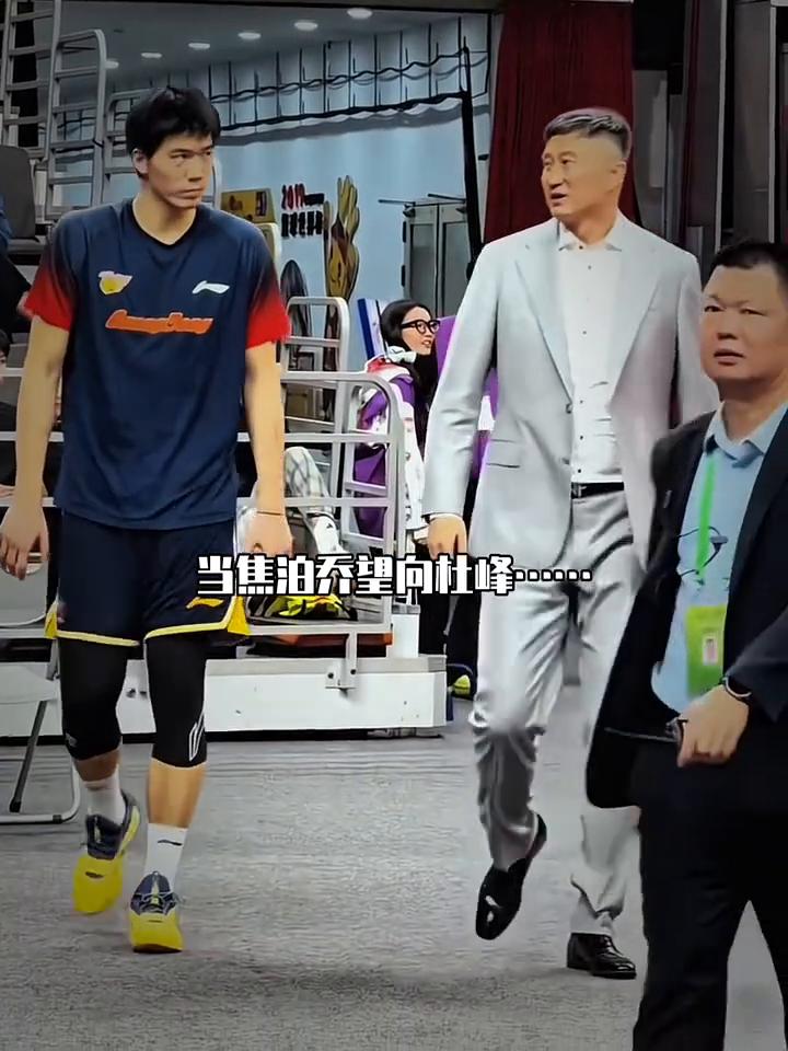 当焦泊乔望向杜峰，急忙抽出了手臂端正的坐好，虽然只隔了一个椅子。