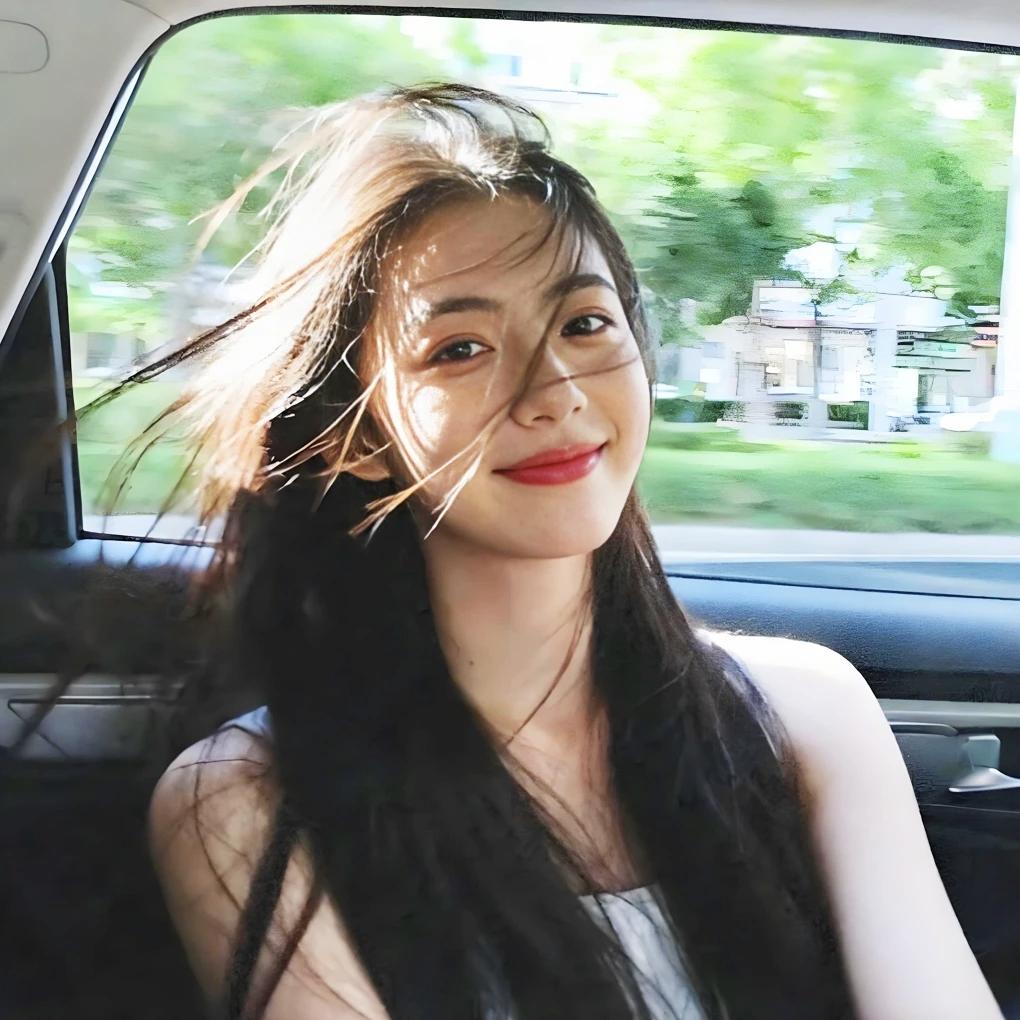 车窗掠影风梳发，眸若清潭映碧霞。
一笑嫣然春满路，悠然恰似梦中花。