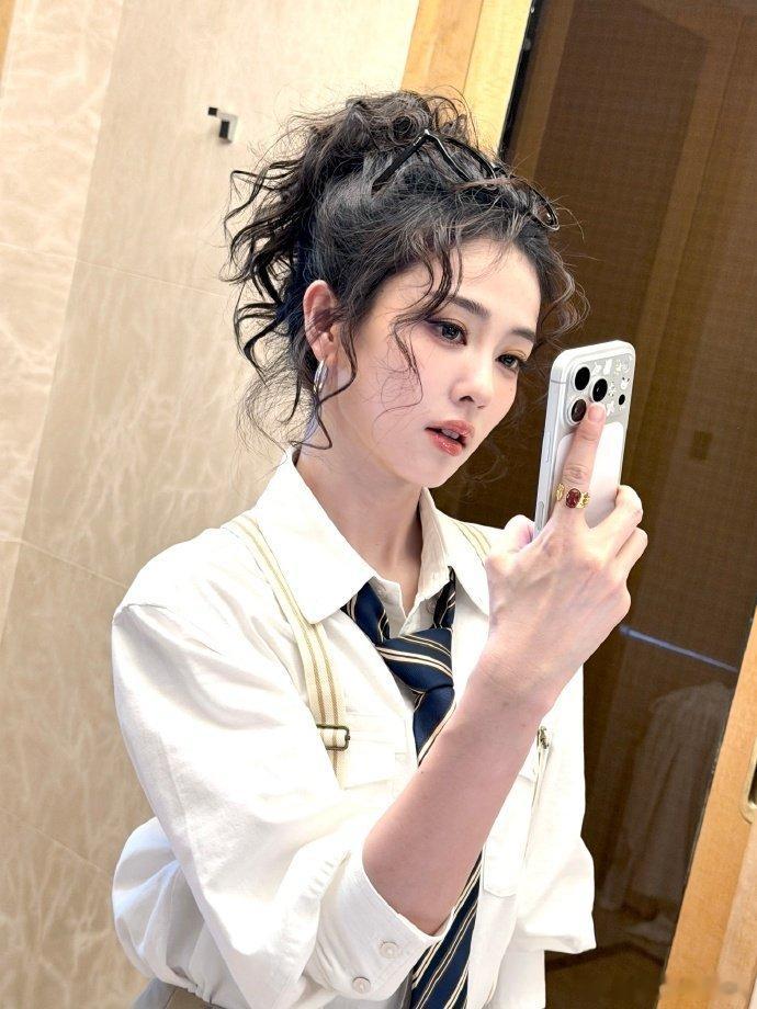 白鹿美式卷毛造型 来看娱乐卷毛配牛仔，甜辣感直接拉满！这姐真的什么风格都能驾驭，