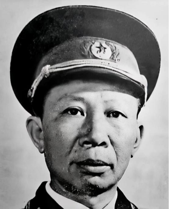 1942年，八路军周彪率机关队伍转移途中，察觉秘书故意走在外侧，还偷偷撒高粱粒。