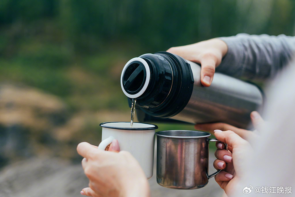 【#女子被买酸奶赠送的保温杯炸伤#】近日，杭州的柯女士去超市采购，她突然发现自己