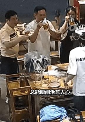 9月21日，四川成都一名姑娘独自在火锅店过生日，本来就打算一个人安安静静吃完这顿