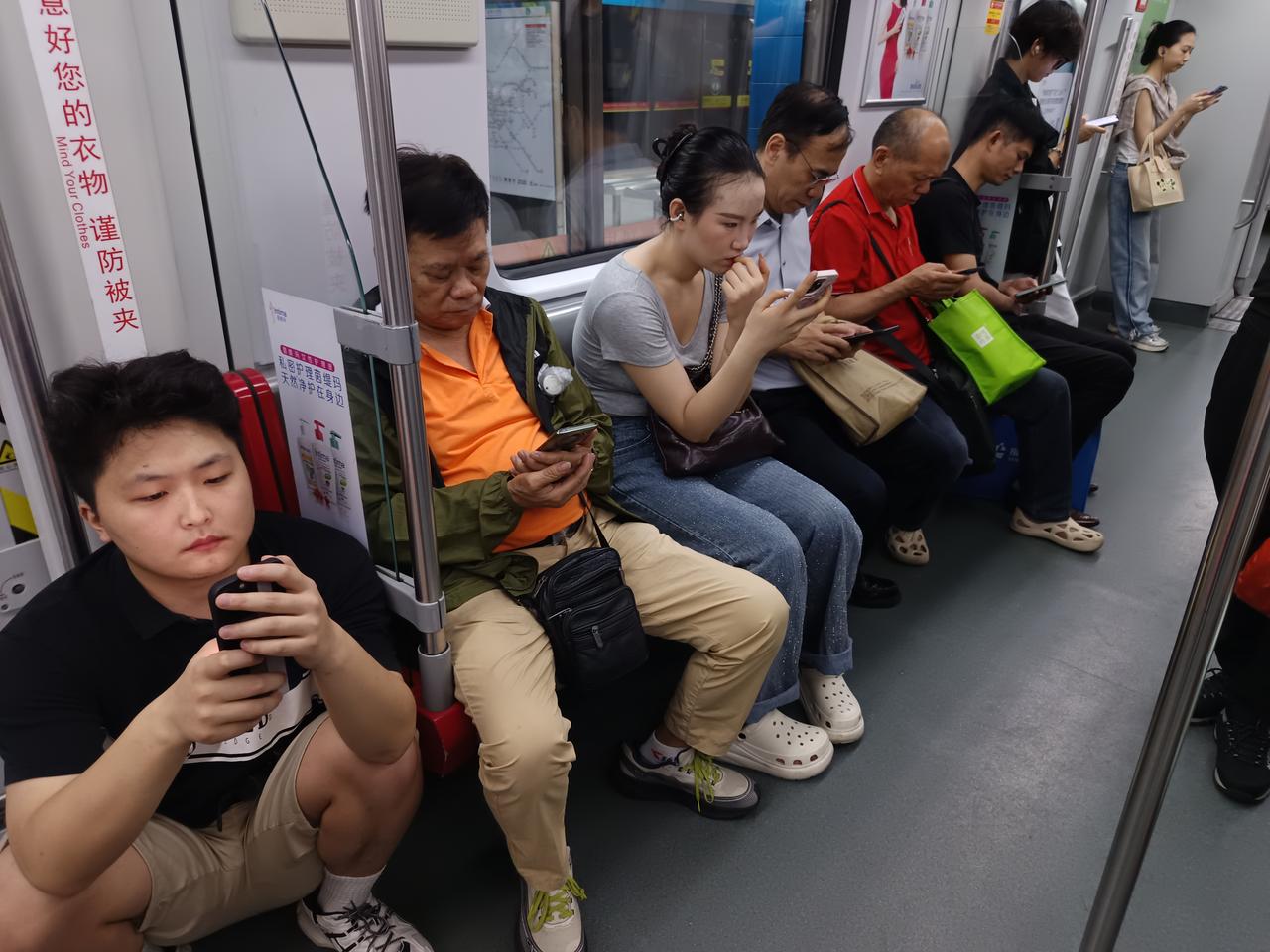 老汉我坐2号地铁去正骨医院看脚痛，遇到又一个大屁股、一人压两个人的位置，我只能站