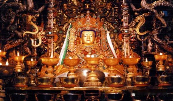 大昭寺占地25100平方米
整个建筑群
玲珑多姿
宏伟壮丽
正门里面
左右两侧