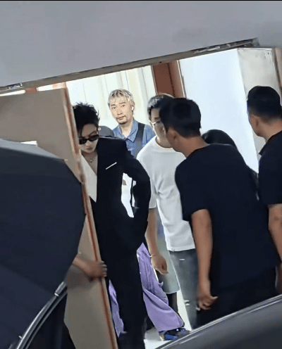 刘宇宁  哇塞 太帅啦吧期待舞台 颁奖！刘宇宁东方风云榜
