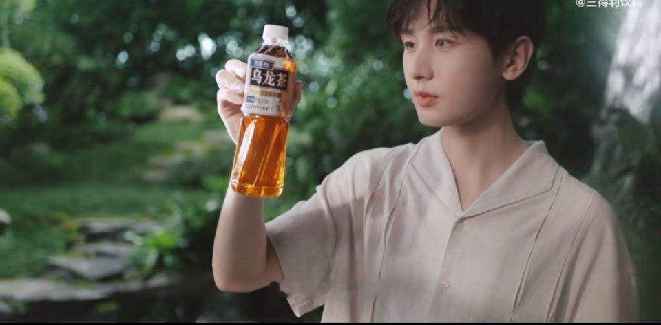 📮成毅官宣成为三得利乌龙茶品牌代言人。 ​​​