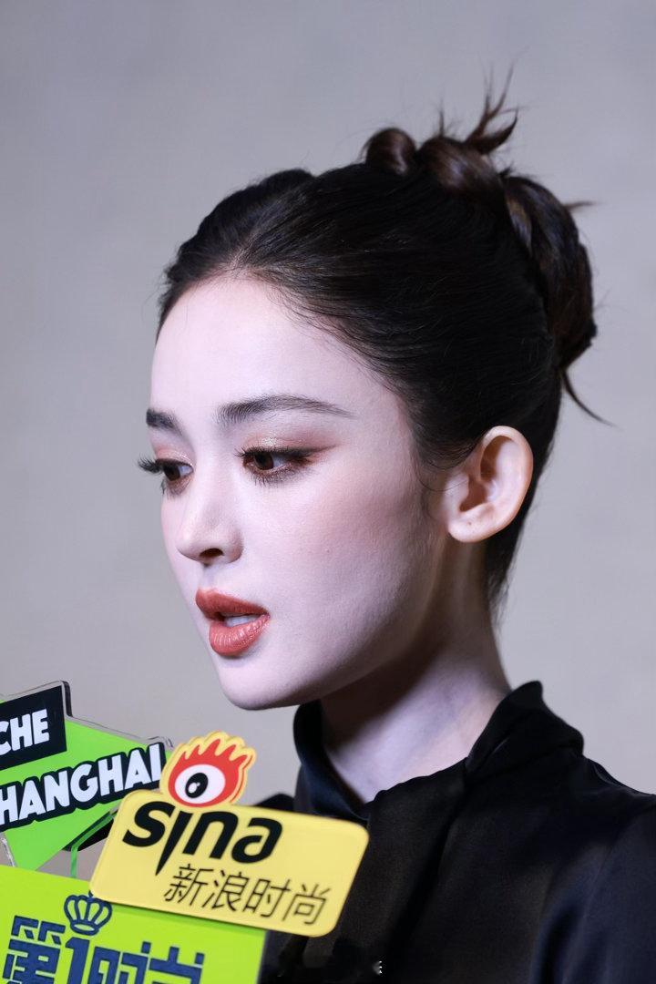 古力娜扎生图脸上好多小颗粒，是化妆品过敏吗？ 