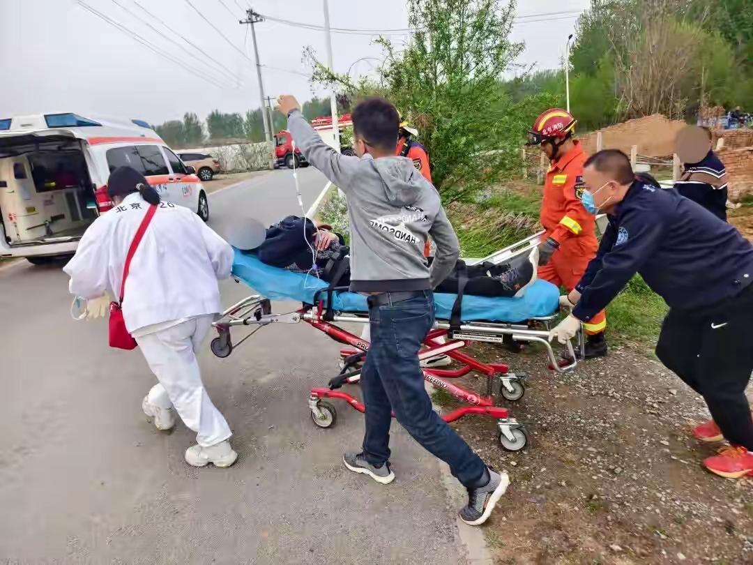 真是香椿好吃树难下啊！

上山容易下山难，爬树和爬山差不多吧，下树也不容易！
