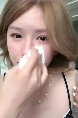 何炅三年前在节目里戳破的娱乐圈规则，如今正血淋淋地照进现实：“签下100个小男孩