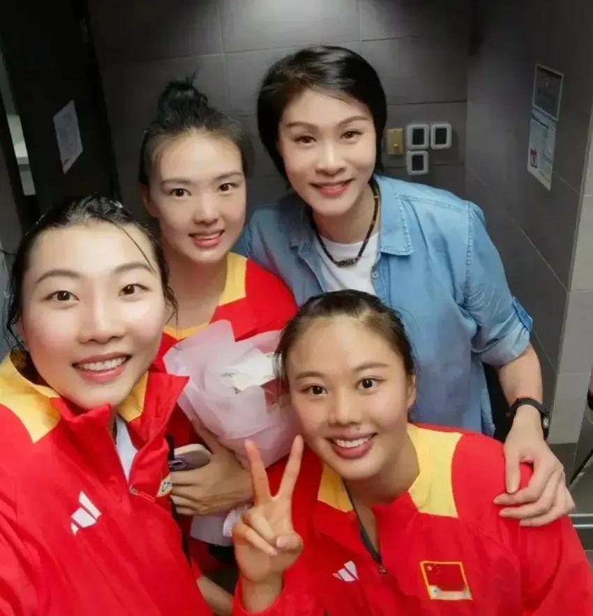 香港站，女排粉丝天团太强大，黑粉也混在其中。中国女排香港站的比赛场馆边，雅典奥运