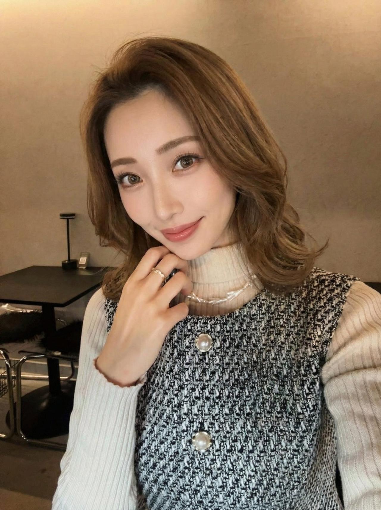 这位小姐姐在微笑自拍呢。