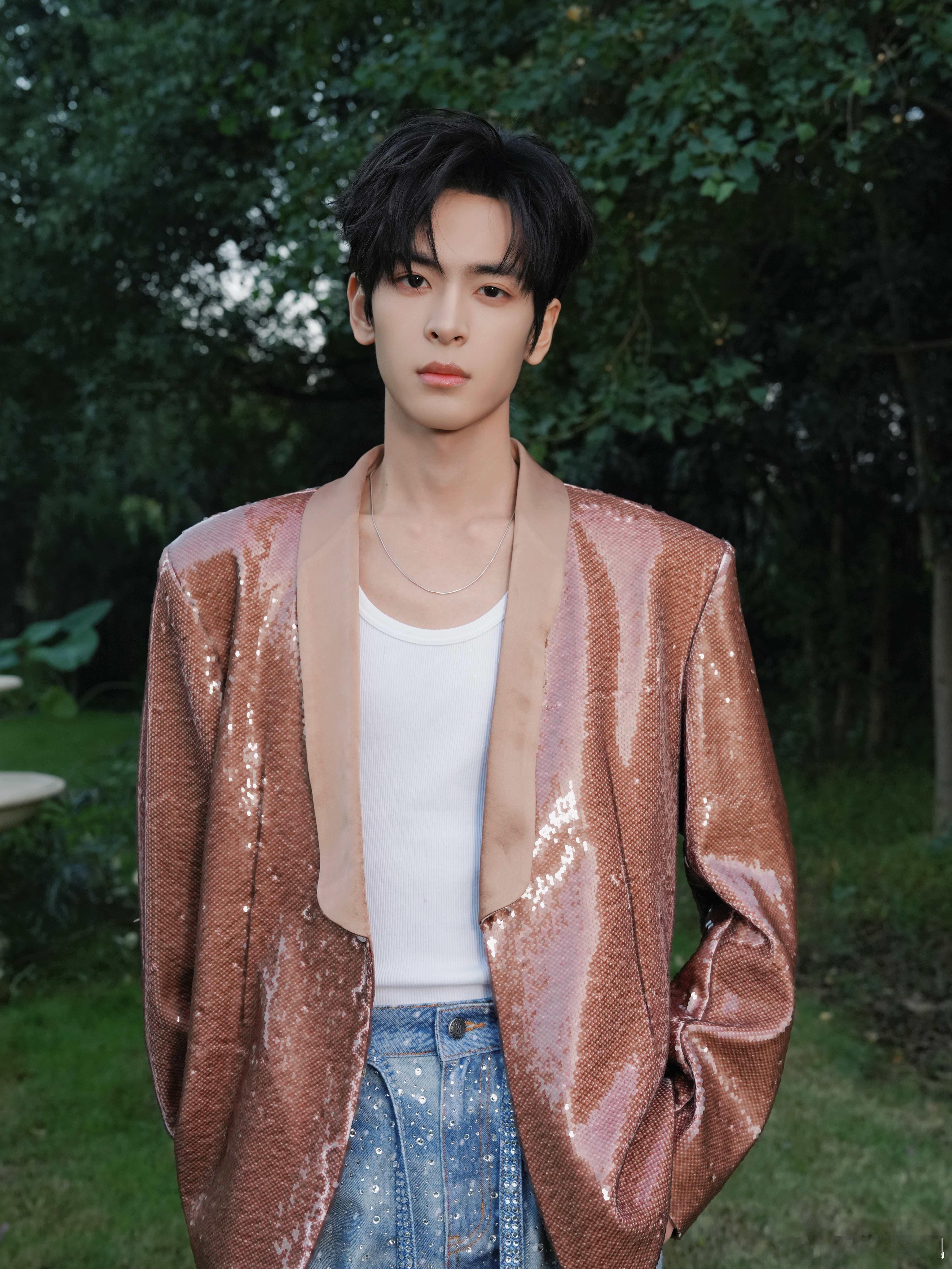 鎏金裁衣韵，银钻缀芒光。欢娱影视演员 今日以 身份做客品牌直播间。 