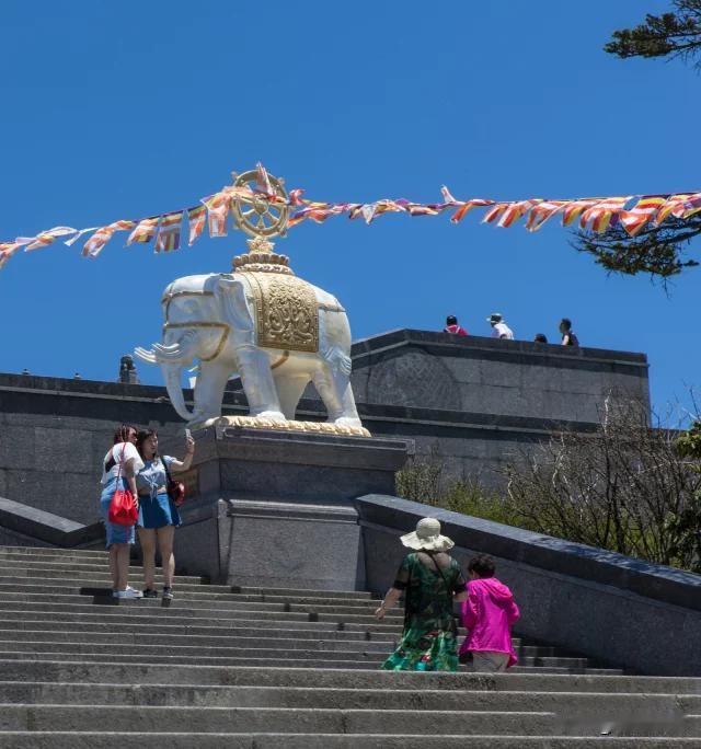 蓝天白云登峨眉山顶

我们一家三口在几年前曾经进行了一次西行，去了重庆、成都、都