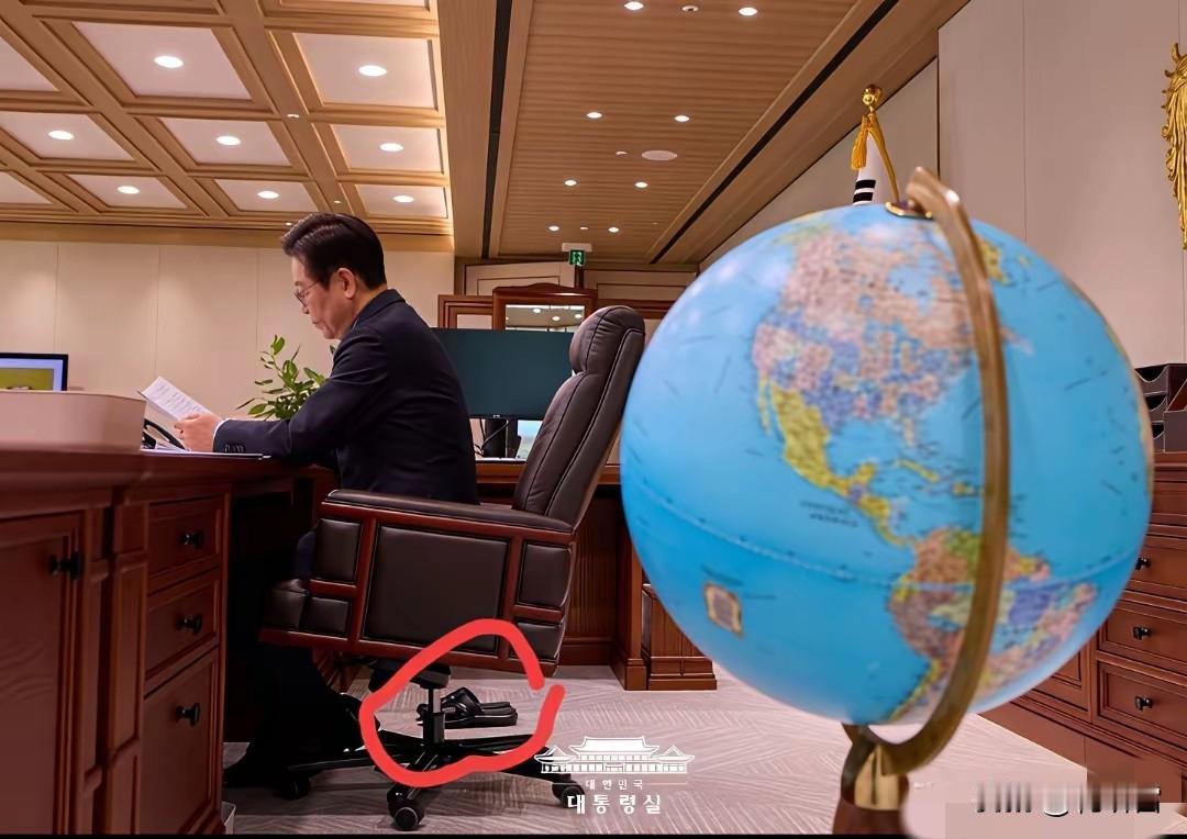 李在明估计这双拖鞋都没机会穿了？原本他还想在办公室放一双拖鞋，可以平时在办公室释