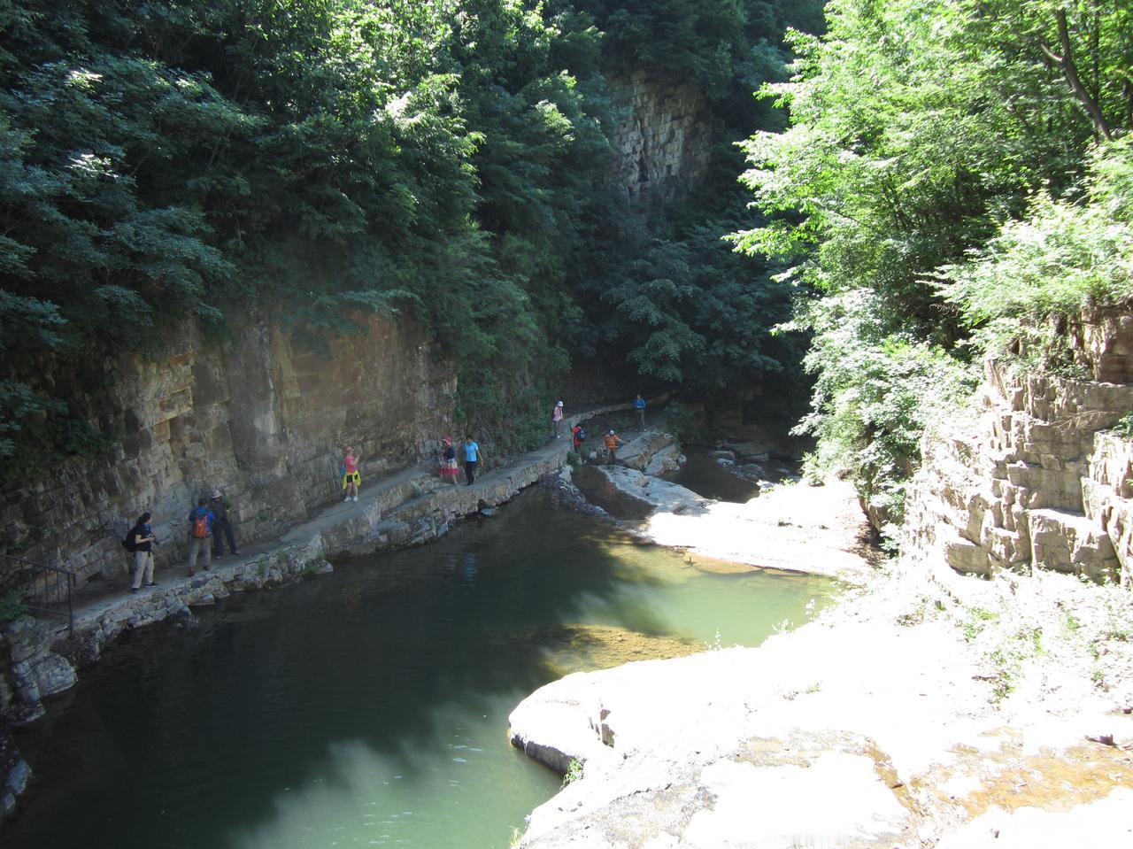 波斯猫与小鹰都去巴铁家正式谈判了，但是波斯猫没有和小鹰直接见面，而是通过巴铁间接