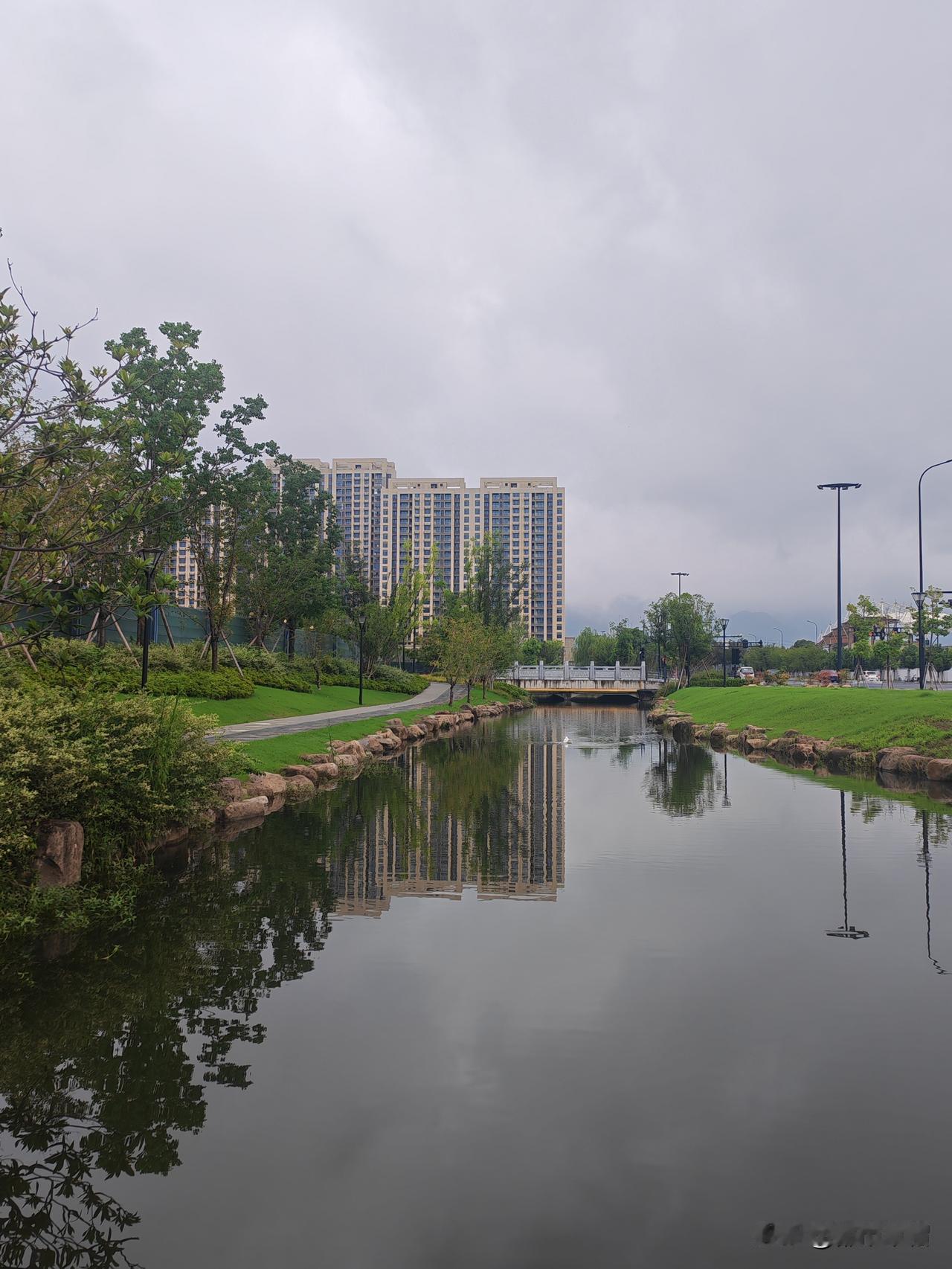 看到一只很肥的鸭子在水里游，妻子便说：这是谁家的鸭子？我们抓过来吃掉好不好？我知