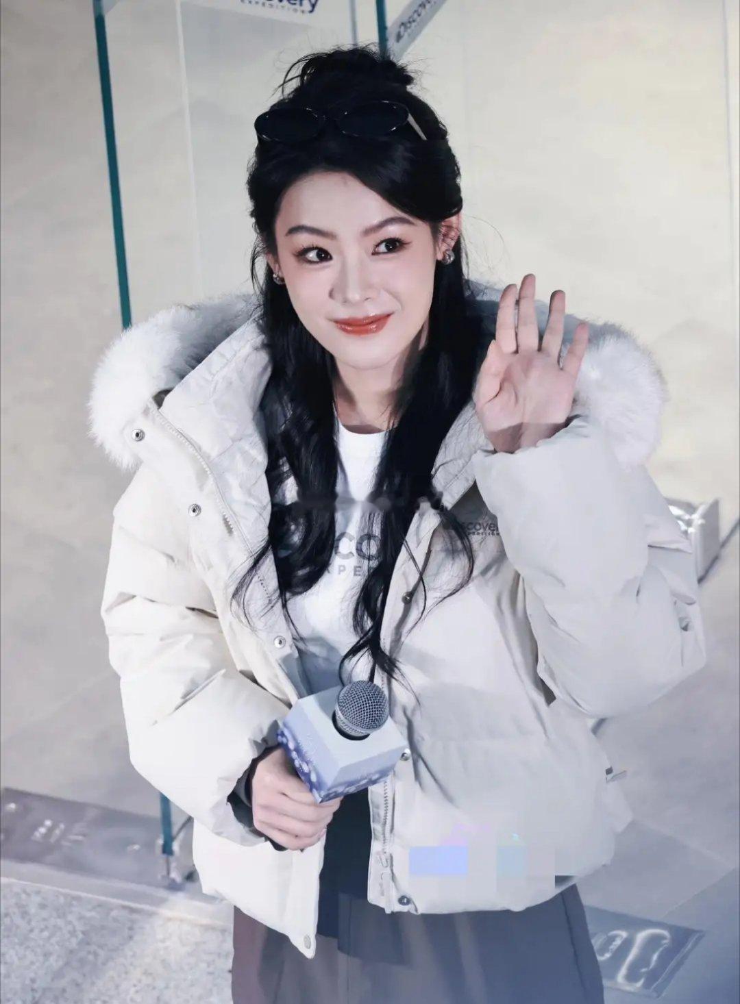 陈丽君亮相北京羽绒秀场，穿燕麦白羽绒服尽显清冷气质 ​​​