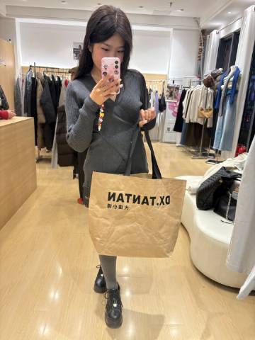 不得了了，今天跟爆哥一起去服装店买衣服，正试着衣服突然有个小姐姐问我今...