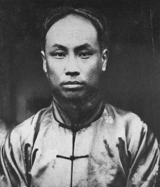1953年，毛主席来到陈独秀的老家安庆视察。突然，毛主席问工作人员：“陈独秀家还