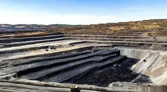 刚刷到个大消息，那个8000多亿市值的煤炭巨头中国神华，一晚上发了88个公告，把