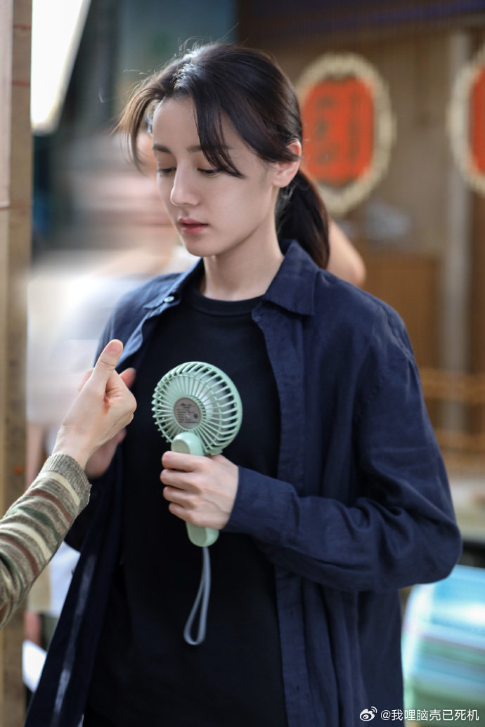 迪丽热巴告别邓妍千字文热巴和邓妍并肩作战 迪丽热巴告别邓妍千字文，是热巴收官文来